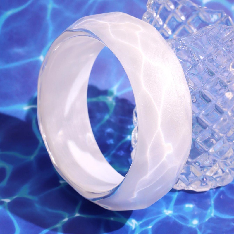 White Ripple-Effect Round Resin Bracelet