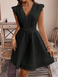 Hollow Out V-neck Waist Trimming Short-sleeved Leisure Dress - Black - View 1