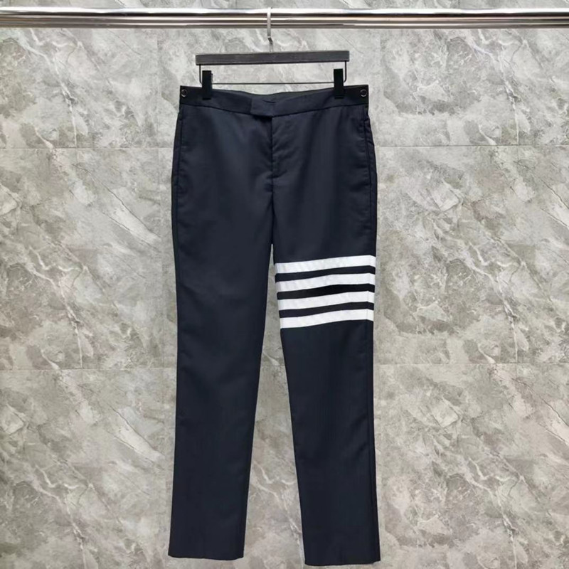 بدلة رجالية ونسائية بتصميم كلاسيكي بريطاني بأربعة أزرار مع بنطلون، مصنوعة من صوف مدمج للأعمال