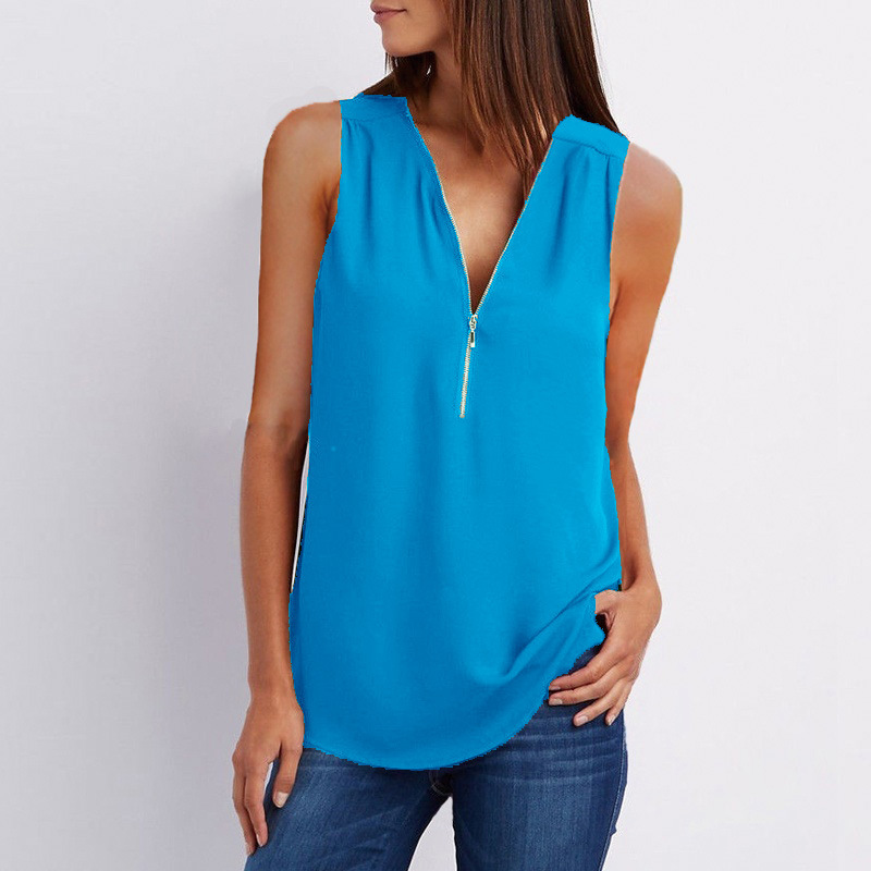 Title 15, Doutzen Blusa in chiffon senza maniche con scol...