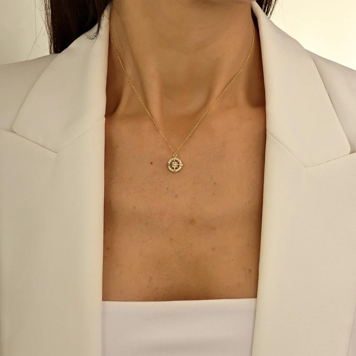 Vintage-style Aged Compass Pendant Necklace (Yellow Gold)