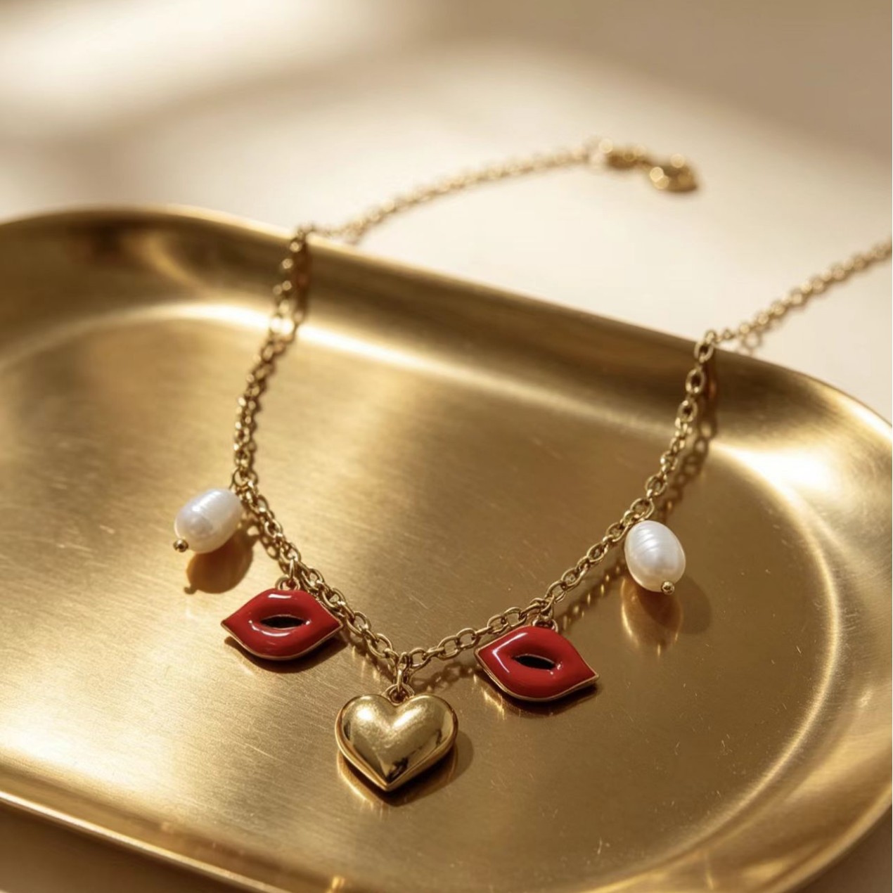 Fashionable Clavicle Chain Necklace With A Heart-shaped Pendant