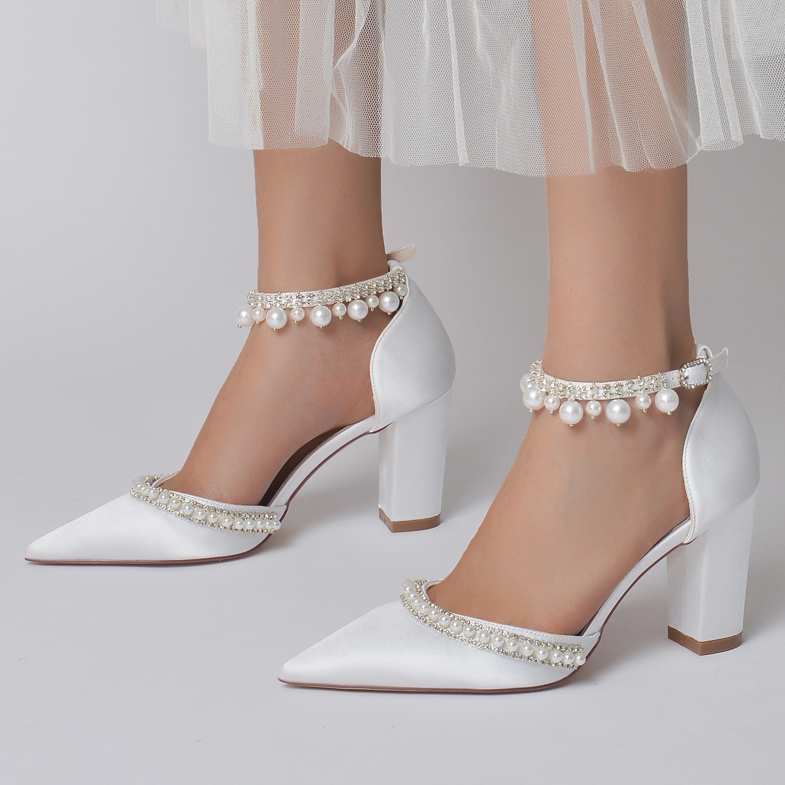 Title 2, Satijnen pumps met spitse neus, blokhak, strass...