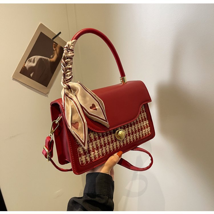 حقيبة كتف مربعة صغيرة بنسيج صوفي