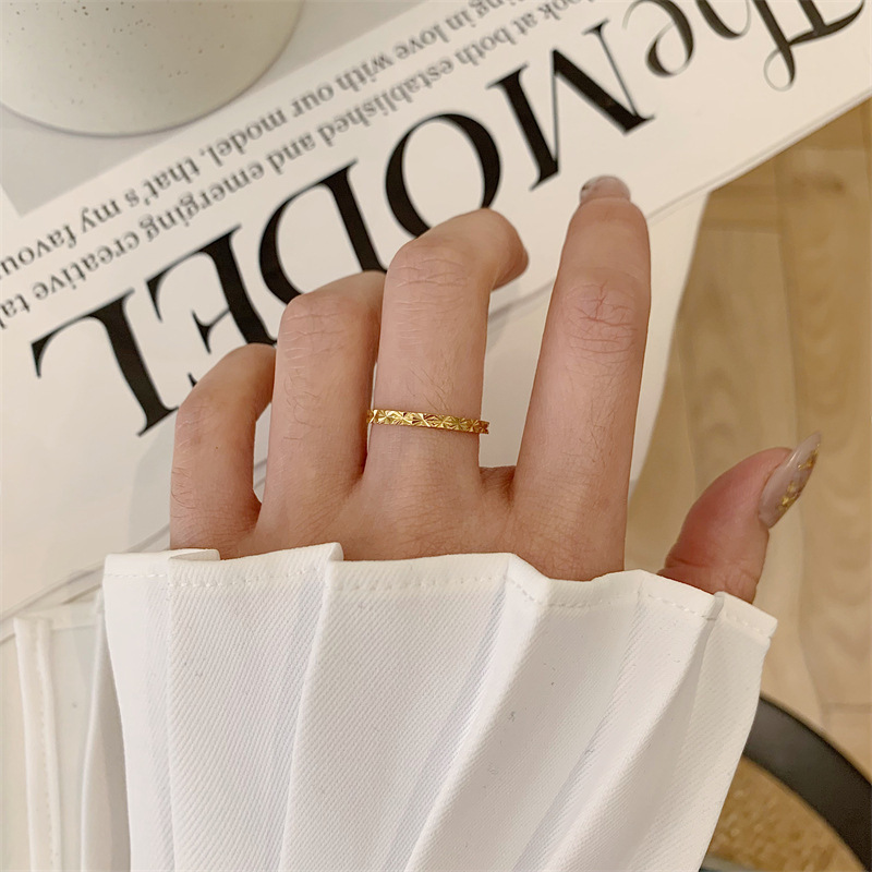 French-inspired Radiating Pattern Plain Band Ring