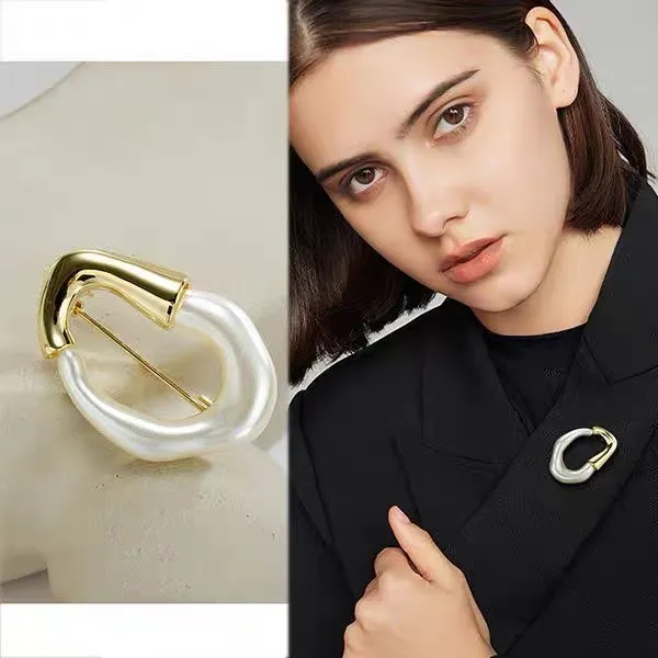 Glossy Round Brooch Female Corsage Exquisite Classic Style Geometric Pearl Brooch - Shop at LoveMi