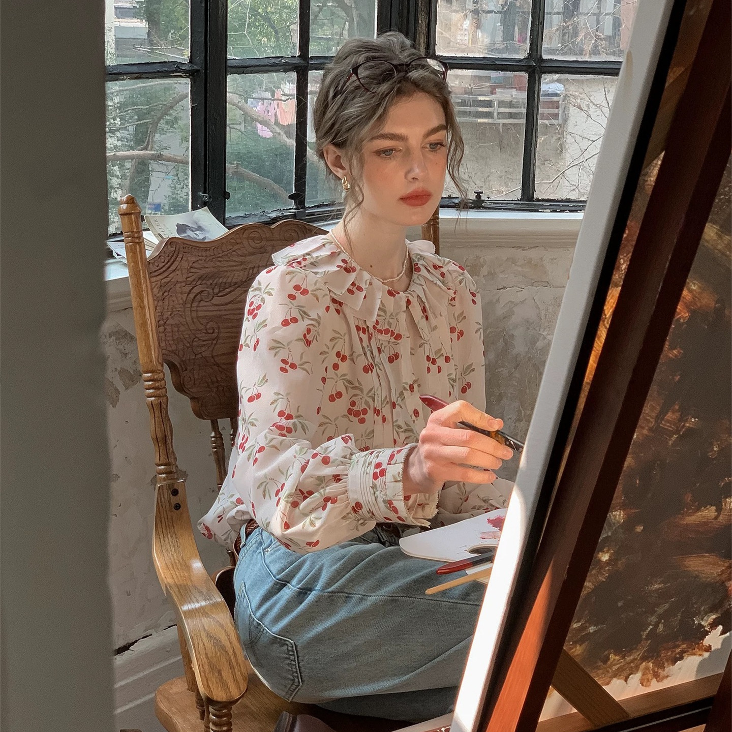 Leading The Trend With A Lightweight Lantern-sleeve Blouse