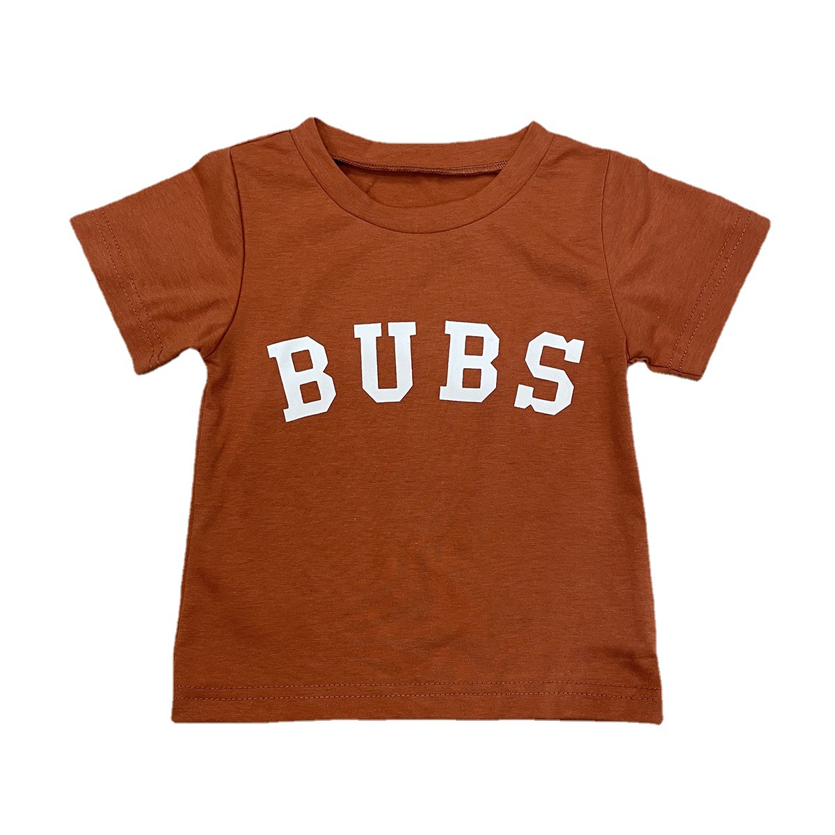 بلوزة بياقة قصيرة بطبعة الحروف