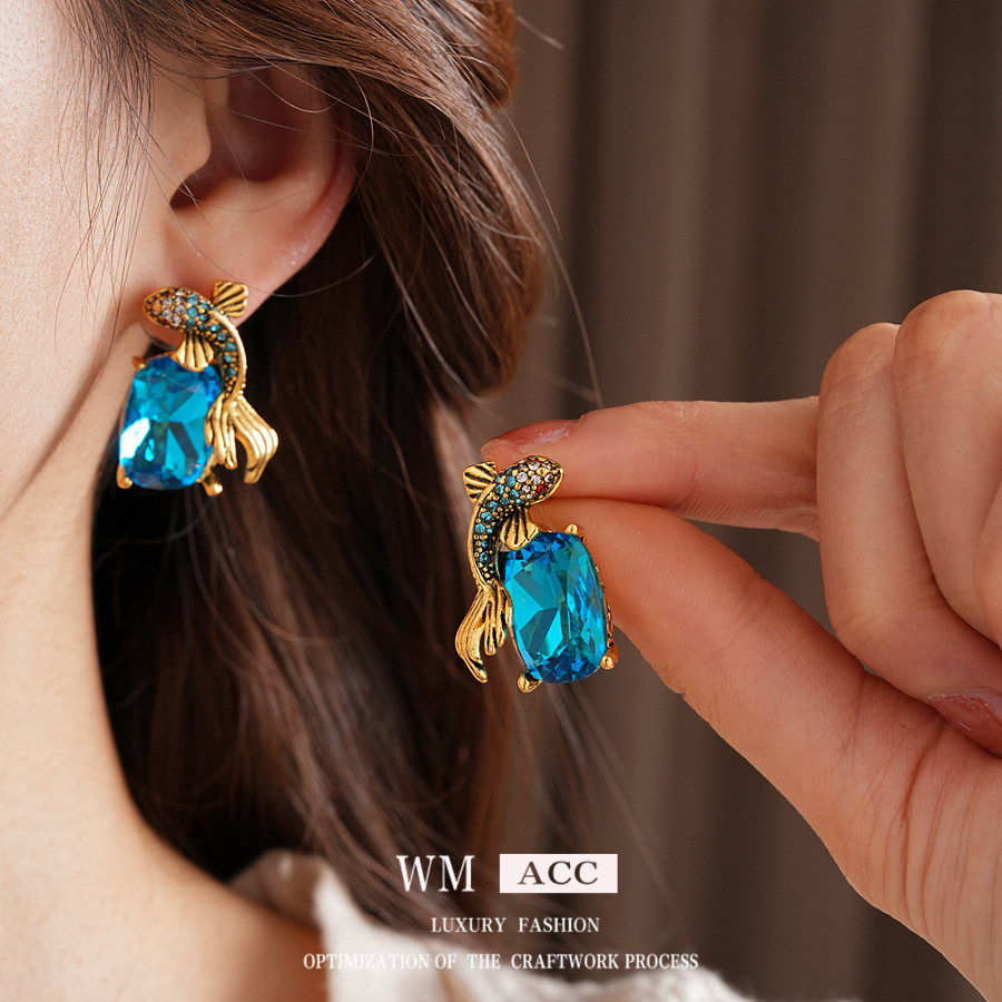 Light Luxury  Style Silver Needle Stud Earrings With Diamond-Inlaid Small Square Fish Design