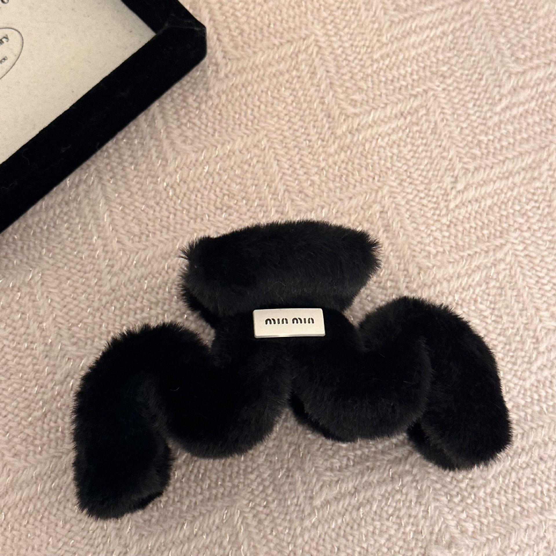 Minmin Black Plush Grip