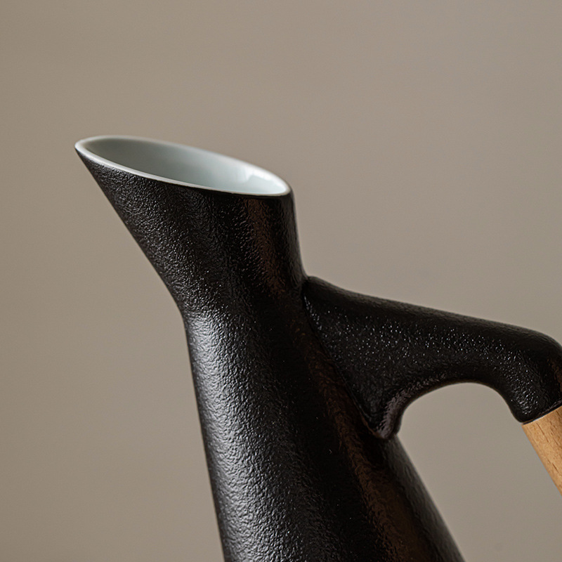 كأس نبيذ منزلية دافئة من البورسلين الأسود على الطراز الياباني