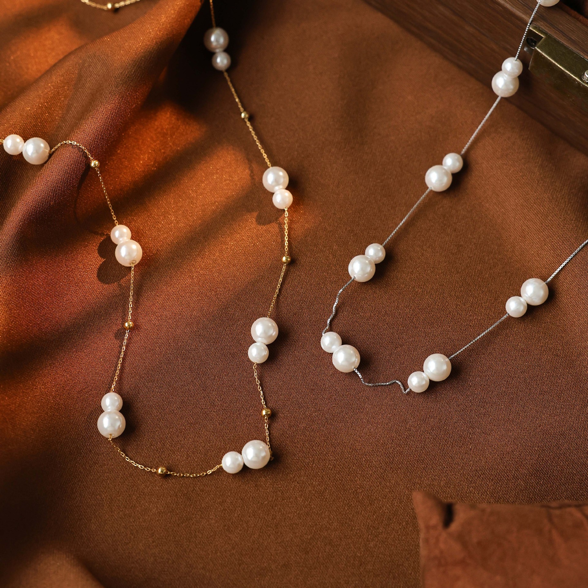 قلادة أنيقة عالية الجودة بسلسلة لعظمة الترقوة بتصميم عصري وراقي