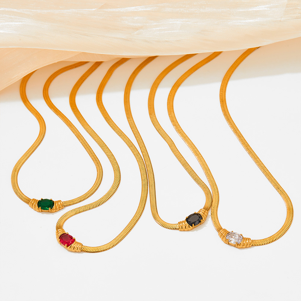 قلادة مزينة بحجر زجاجي من الفولاذ المقاوم للصدأ للنساء