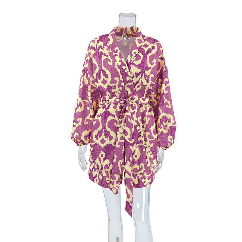 بيجامة نسائية أنيقة من الساتان بطبعة فضفاضة مع أربطة دانتيل