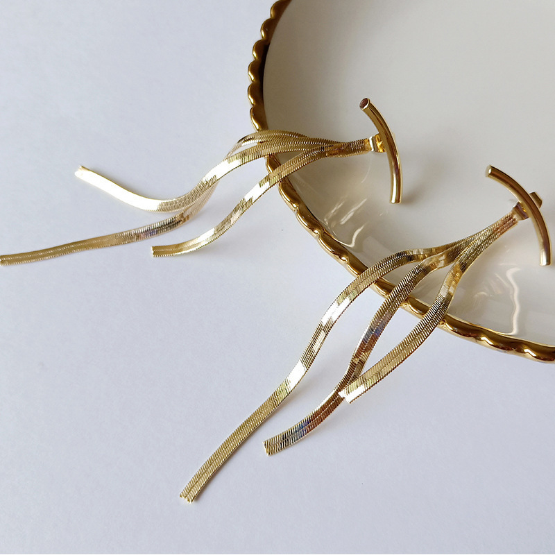 أقراط شرابات للنساء بتصميم بسيط وعصري