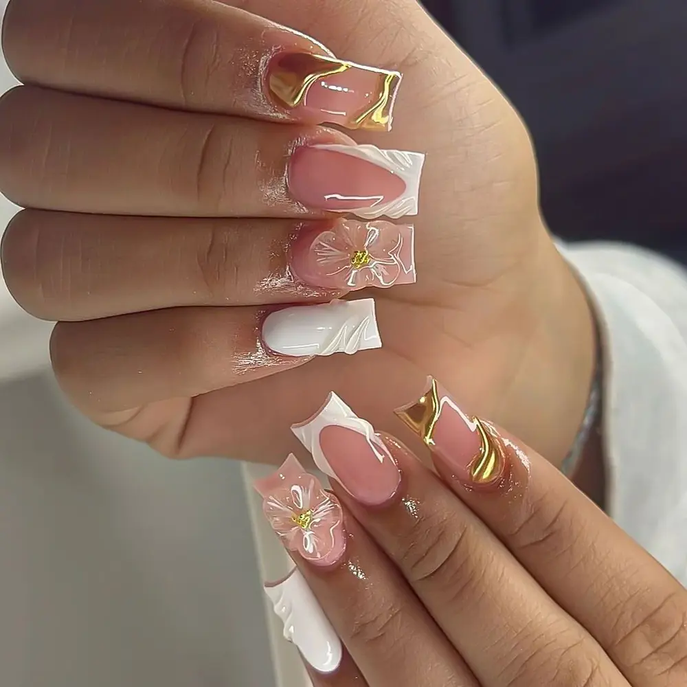 24-piece 3D Floral Gold-trimmed Plaid Artificial Nail