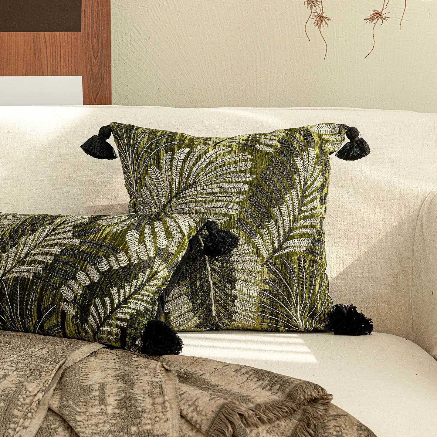 High-end Vintage Luxury Dark Emerald Green Leaf-embroidered Velvet Throw Pillow