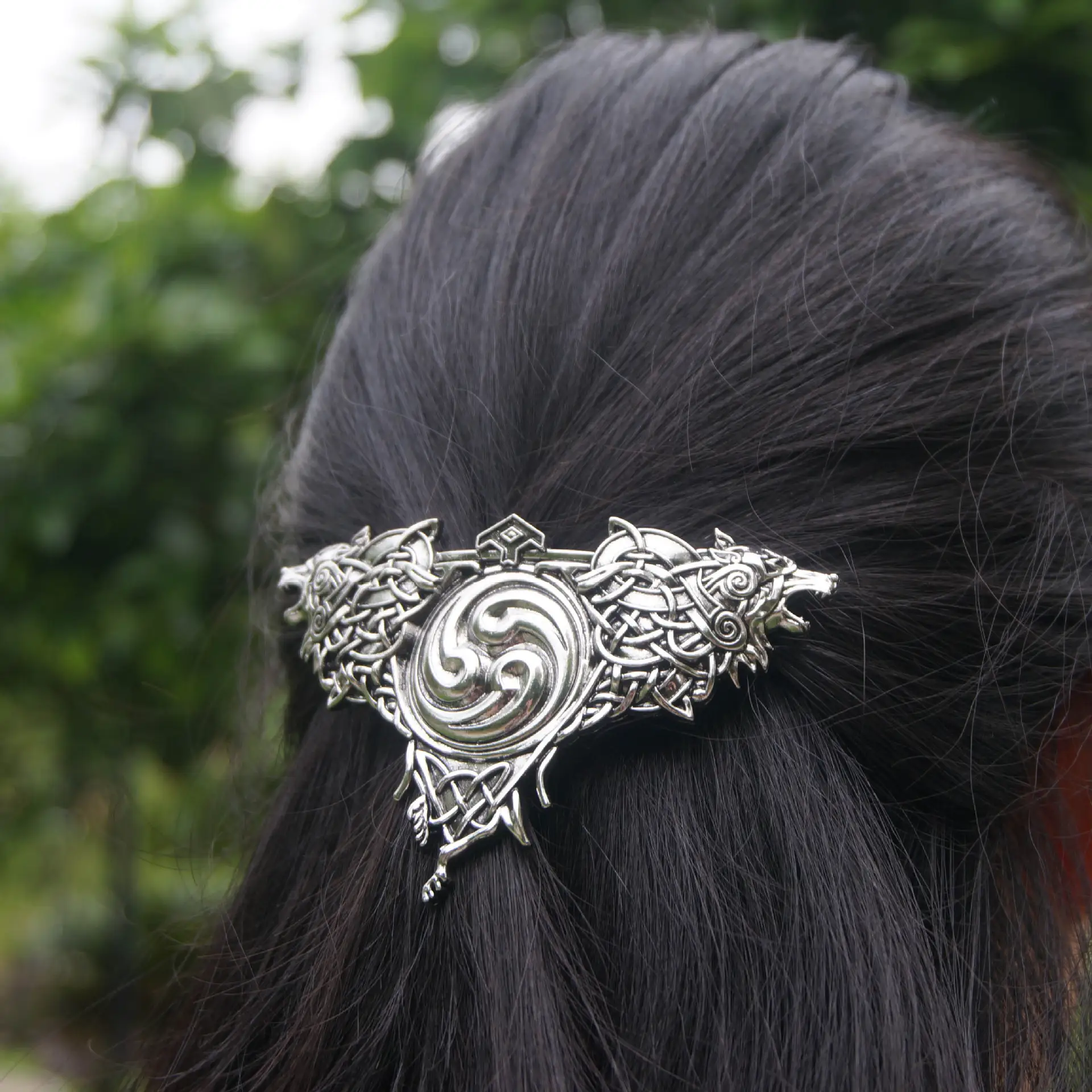 Women's Nordic Retro Double Wolf Clip
