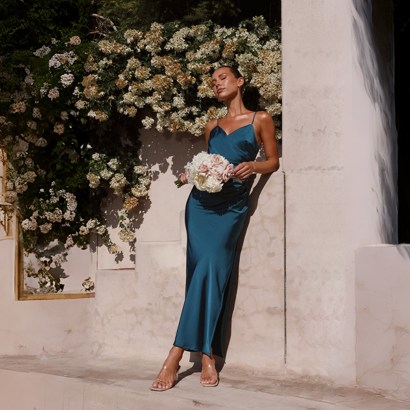 فستان نسائي ضيق بدون أكمام بحمالات رفيعة وشق جانبي