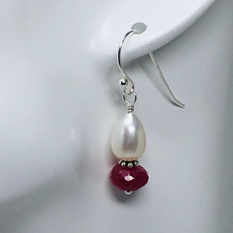 Graceful And Fashionable Drop-shaped Natural Pearl Earrings