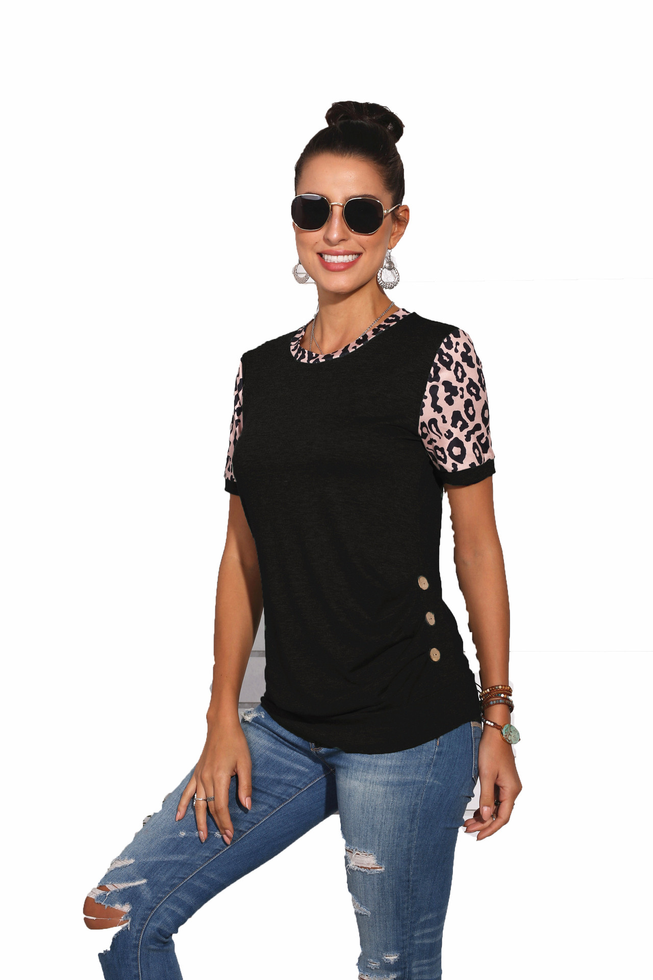 Title 8, T-shirt girocollo con stampa leopardata, un cap...