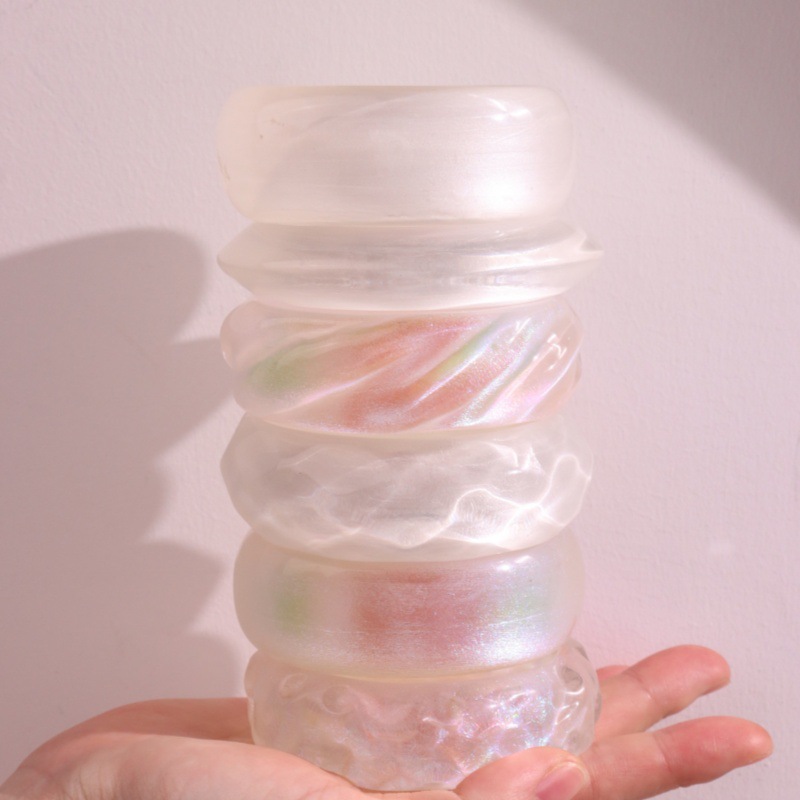 White Ripple-Effect Round Resin Bracelet