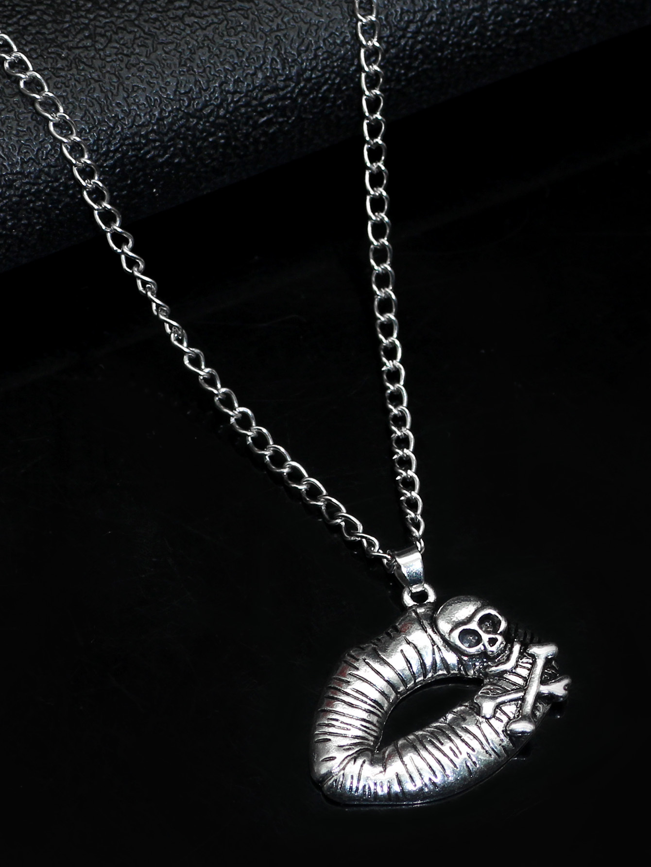 Nordic Alloy Skull Lip Pendant Necklace