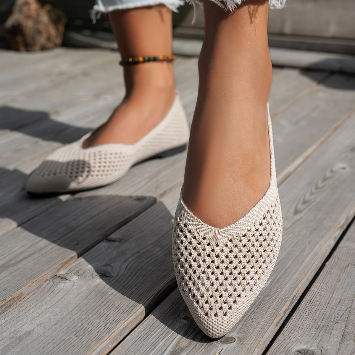 Women's slip-on flat shoes in white – sole detail