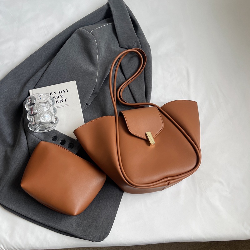 Sac seau commuter — Street fashion, coutures visibles 6