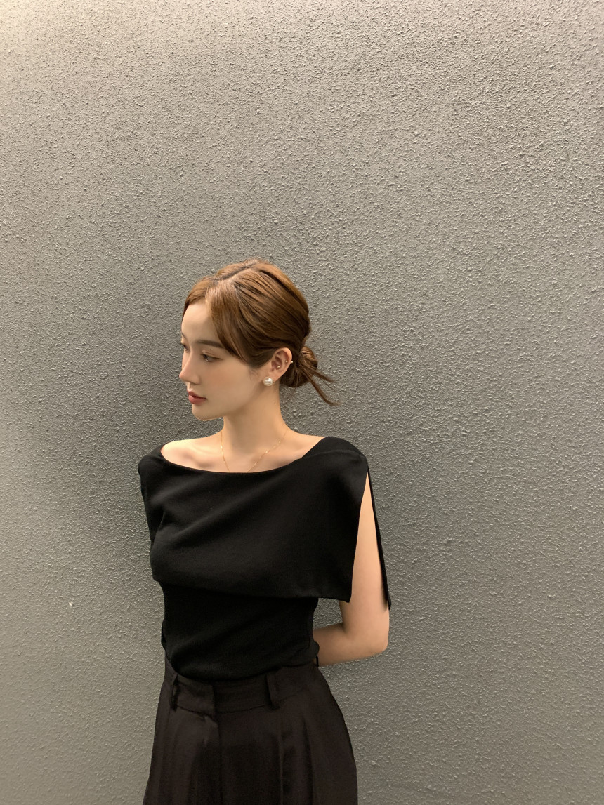 Striped Designer-Style Knitted Top With Side Slit Sleeveless 20 62e8d7a8 9f82 48c8 8db4 00a5ce620452