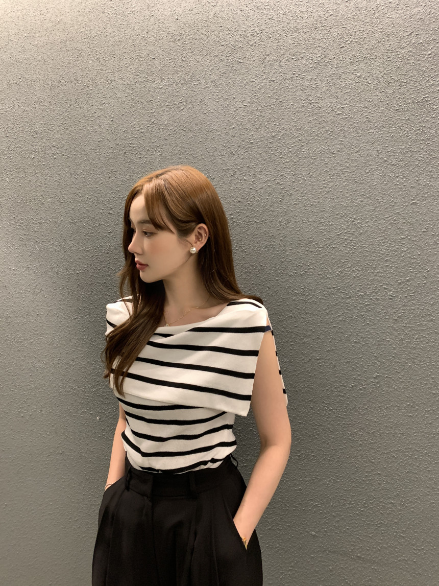 Striped Designer-Style Knitted Top With Side Slit Sleeveless 22 6309fa8c 7b30 48da bd37 8796a007f513