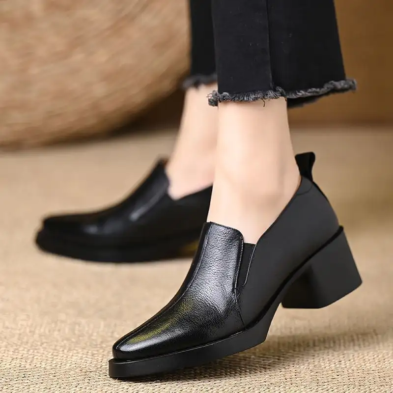 Women's Soft Leather Chunky Heel Deep-toe Pumps