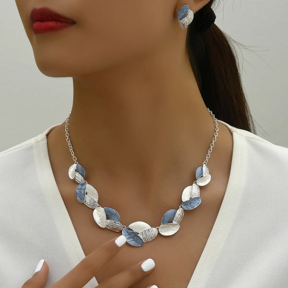 Luxury Leaf-Pattern Oil-Patchwork Necklace And Stud Earrings
