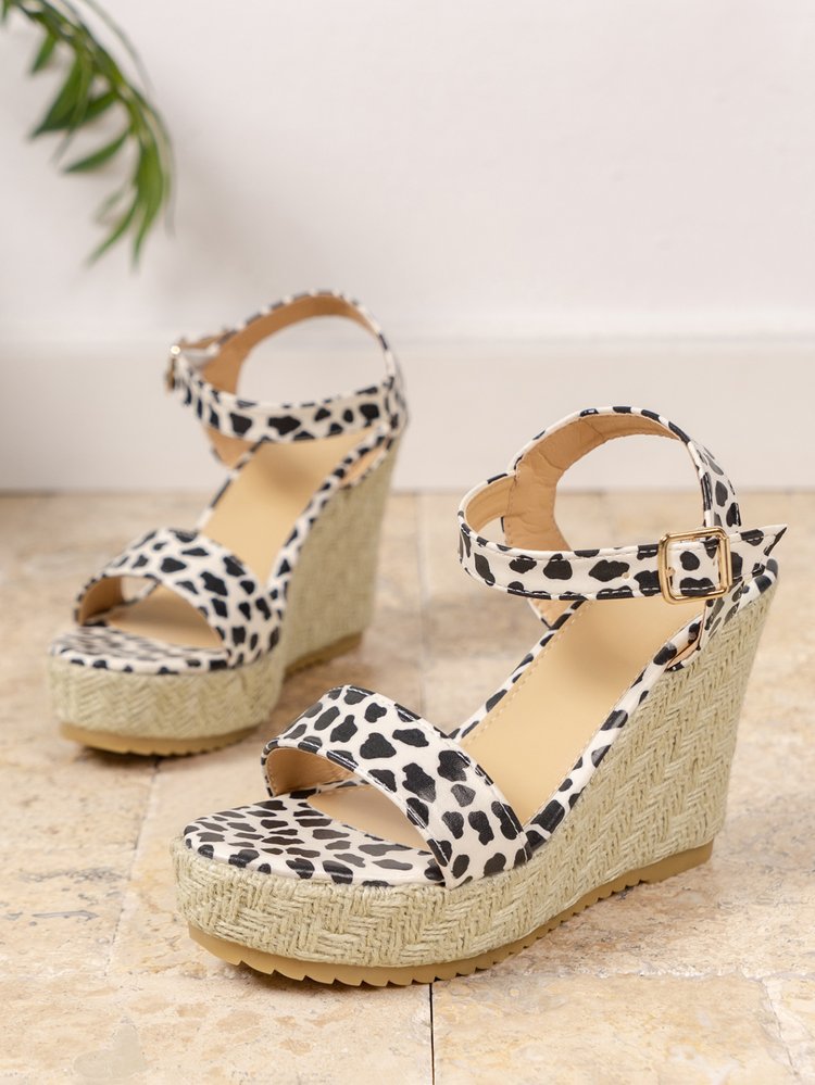 Новые женские сандалии на танкетке с леопардовым принтом и пряжкой на ремне