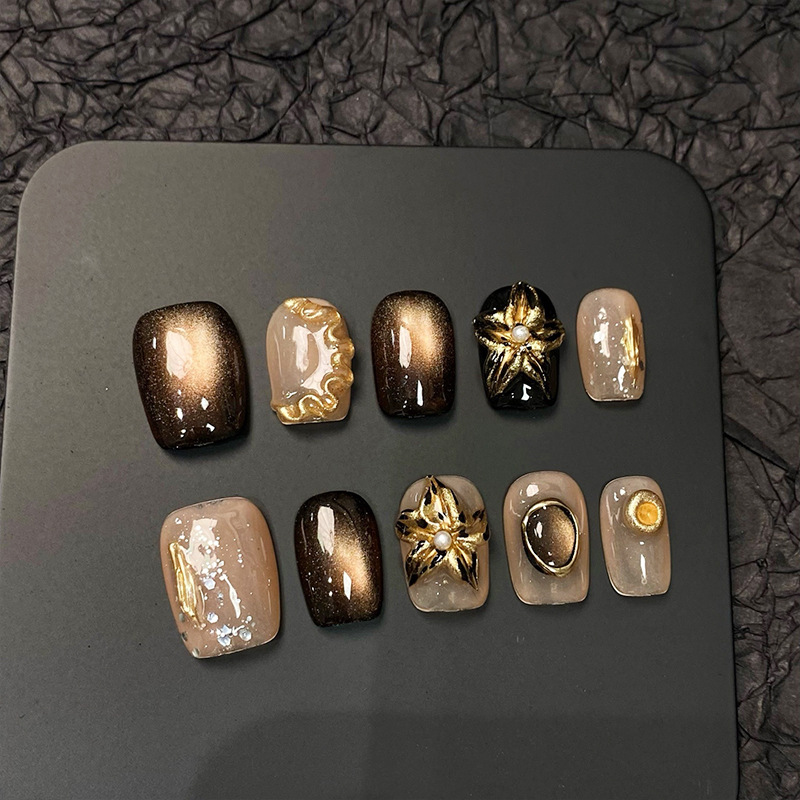 Metallic Retro Floral Short Nails In Black And Green With A Cat-eye Effect That Brightens The Skin