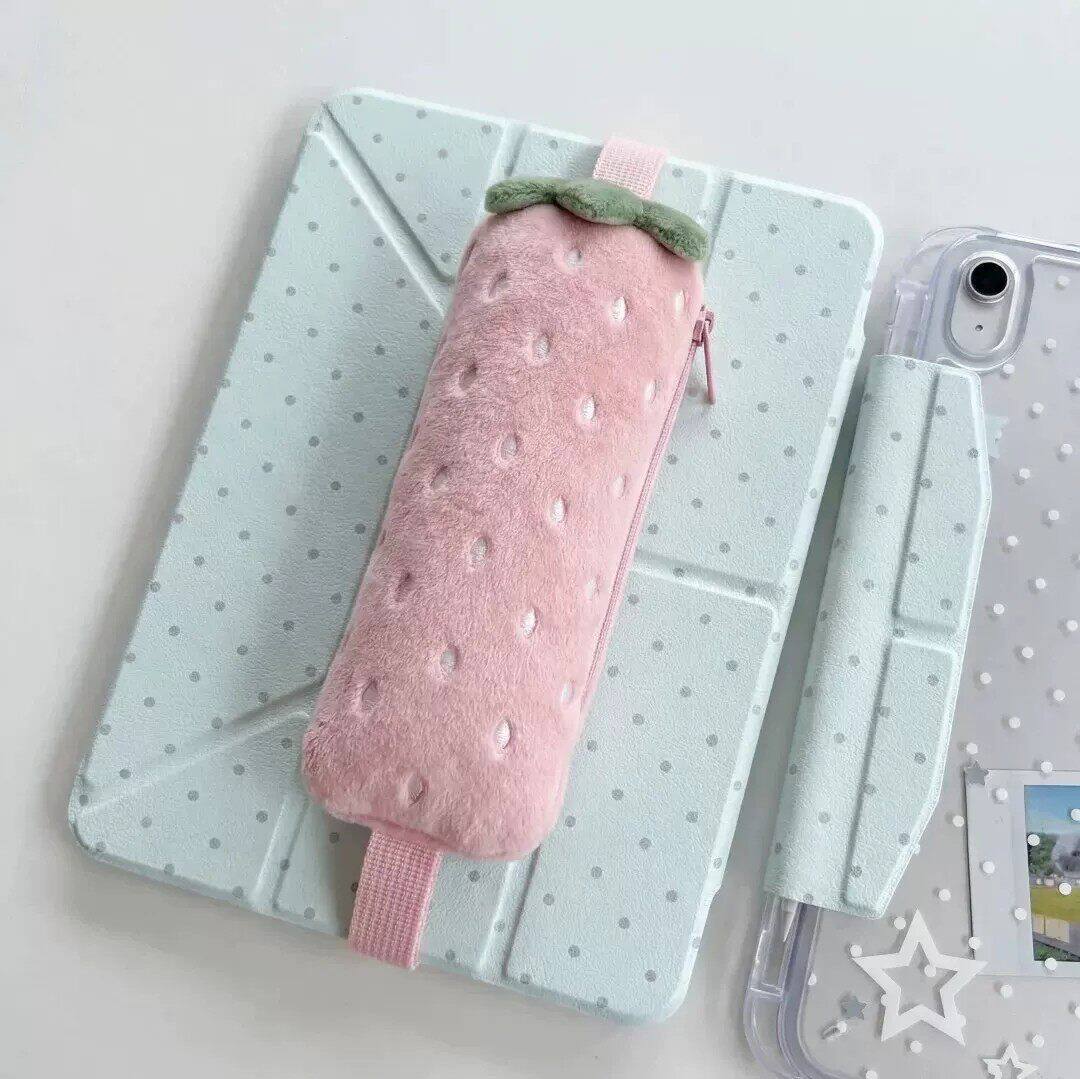 Trousse peluche fraise à bandoulière rouge