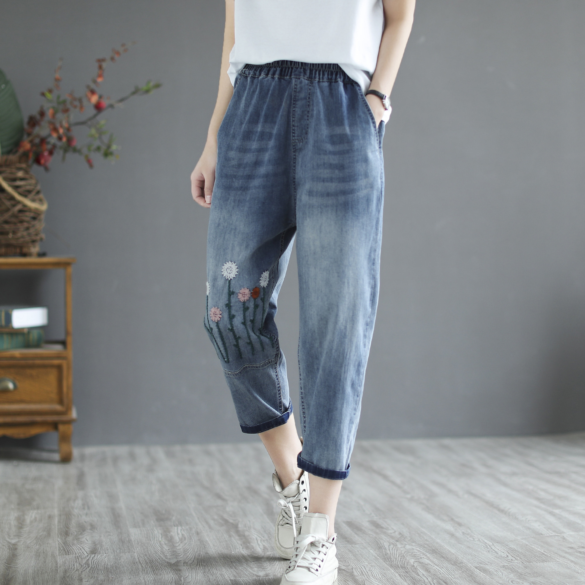 Title 2, Damen Retro Jeans mit Literarischer Stickerei S...