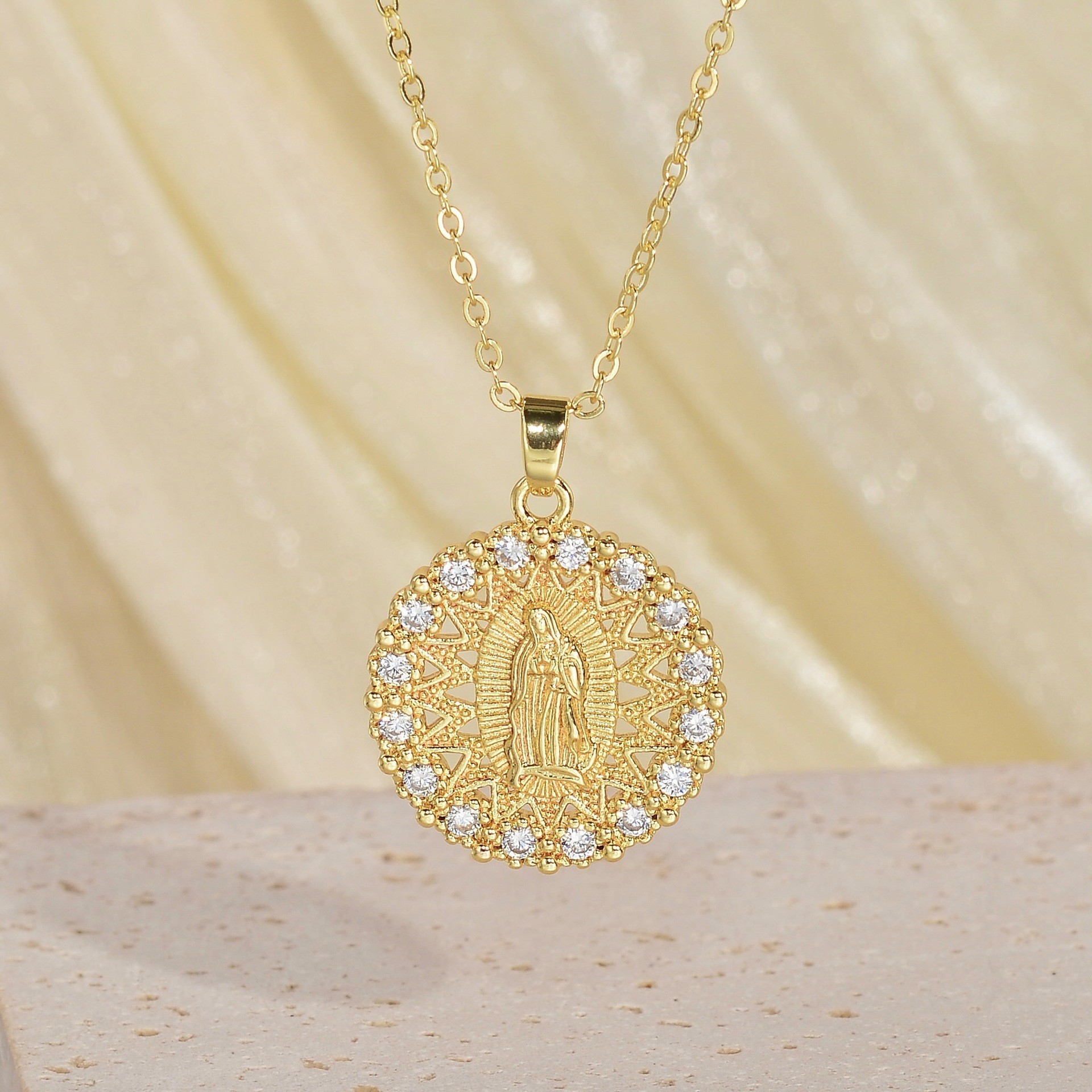 Retro Copper Necklace With Zircon Inlays For A Niche, High-end Look - Jewelry & Watches