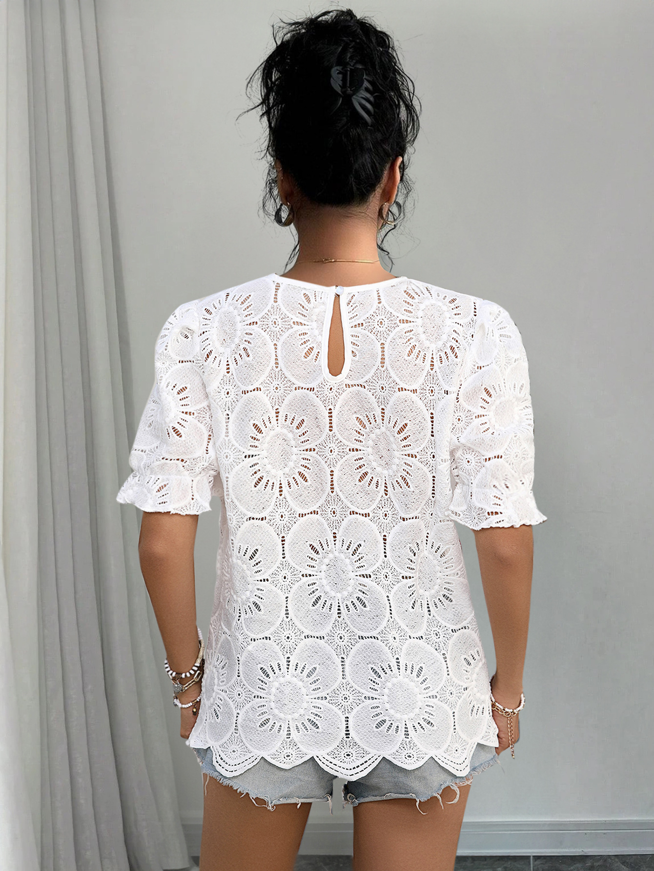 Women's puff-sleeve lace shirt – blue colorway front detail