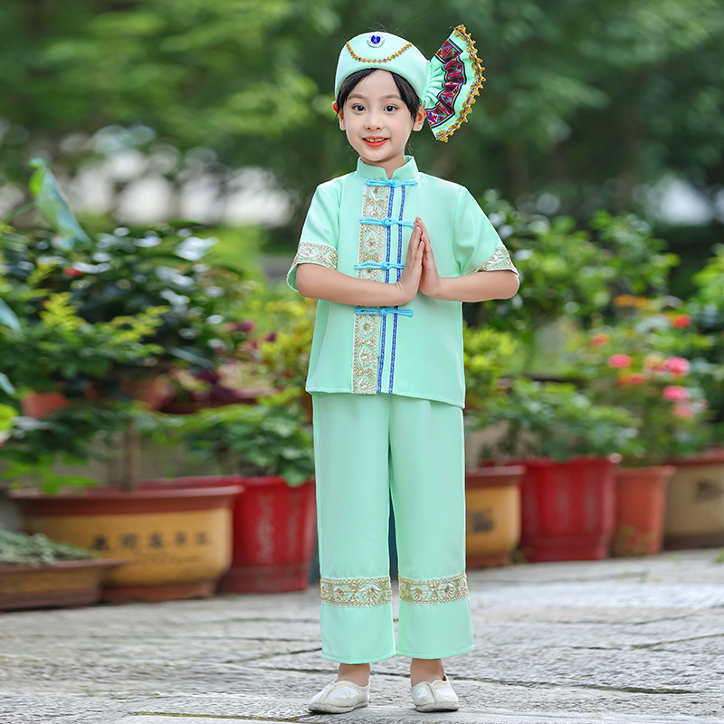 Dai Ethnic Clothing For Men, Women, And Children At The Yunnan Water-Splashing Festival — foto 2