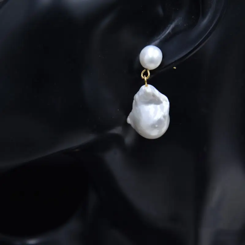 Women's Simple Baroque Pearl Stud Earrings