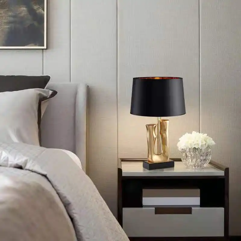 Fashionable Light-luxury Minimalist Creative Art Table Lamp