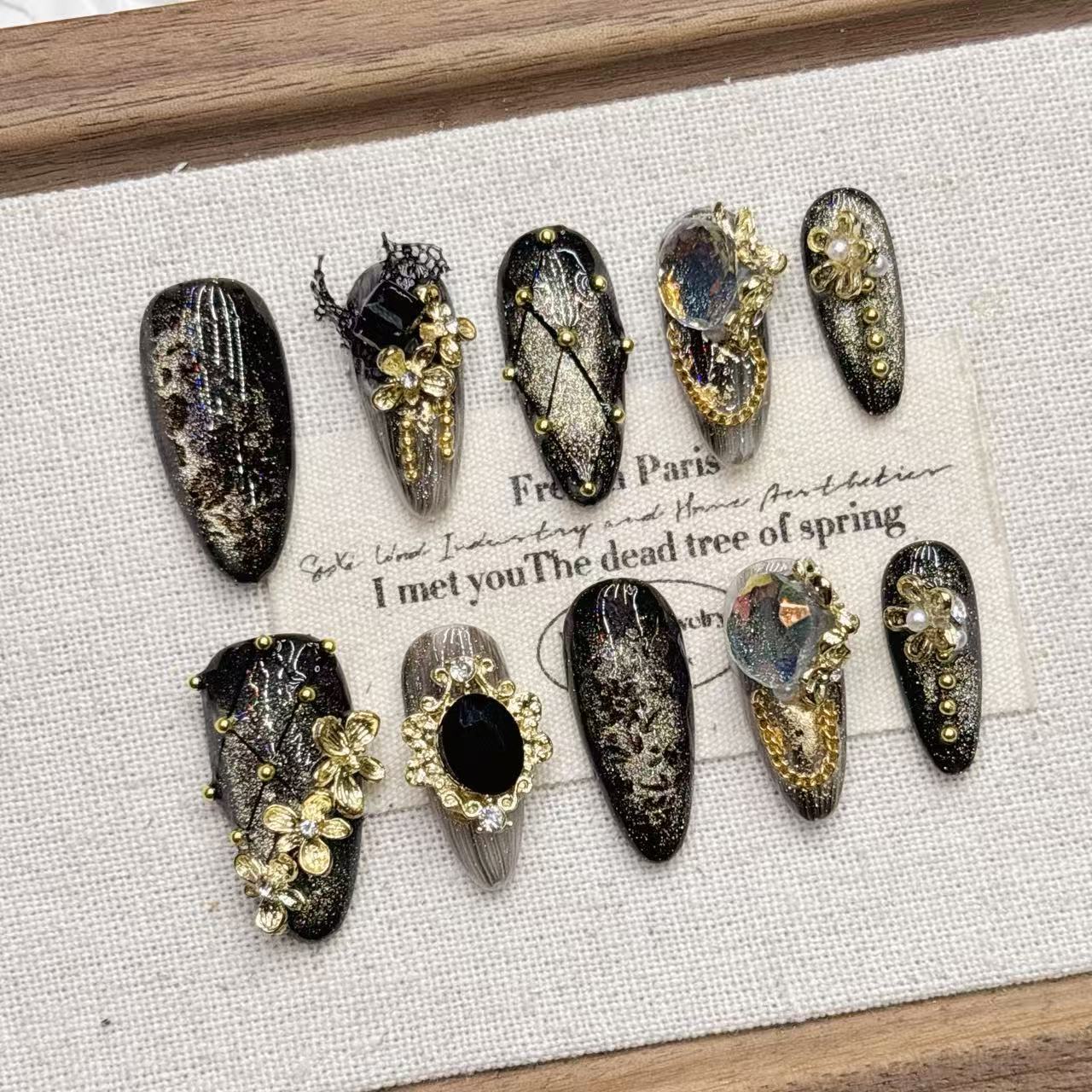 Dark Print Cat-eye Whitening Effect Vintage-style Wearable Nail Tips