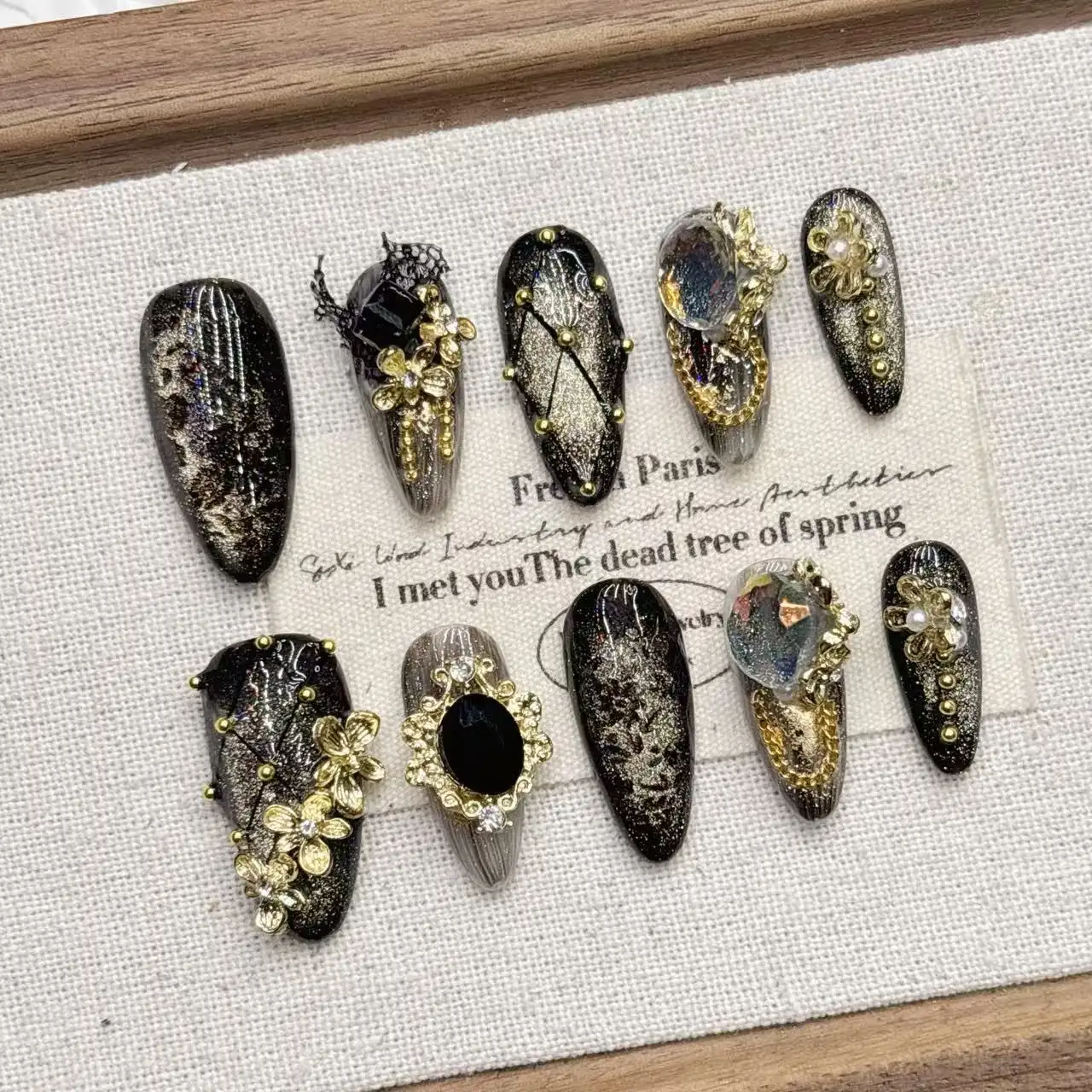 Dark Print Cat-eye Whitening Effect Vintage-style Wearable Nail Tips