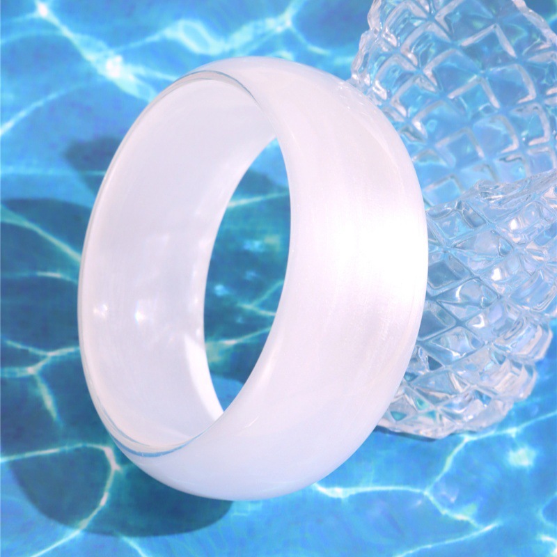 White Ripple-Effect Round Resin Bracelet