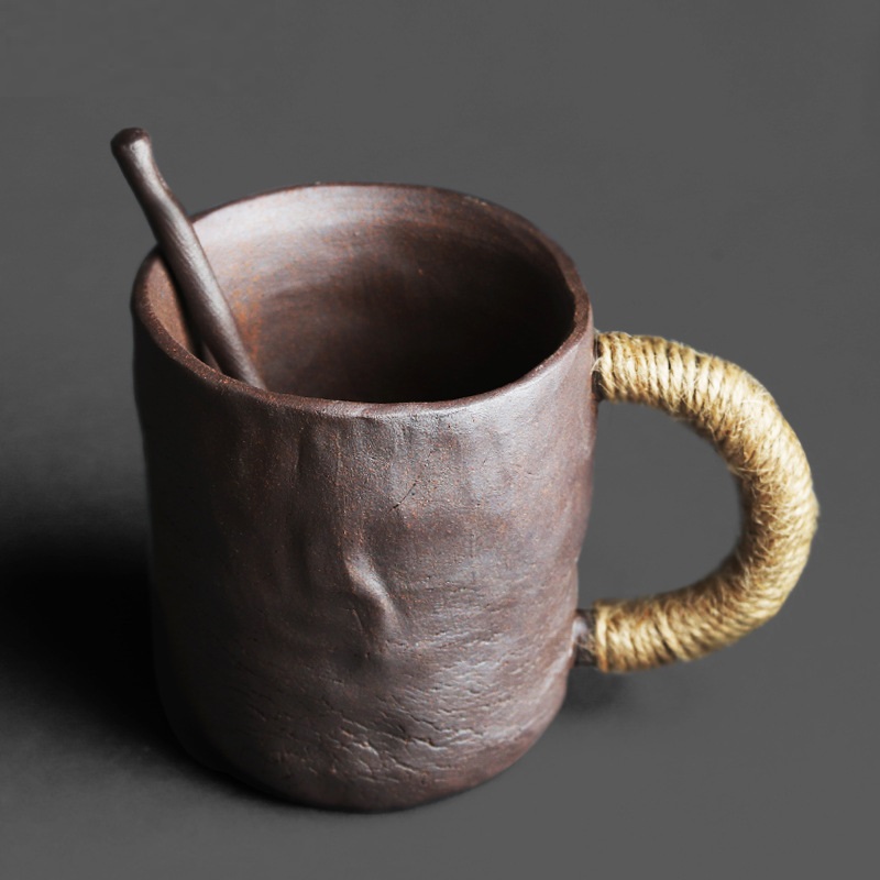 كوب مياه كبير من الفخار بطراز حِرفي مع ملعقة شوربة صغيرة بتصميم حجري عتيق