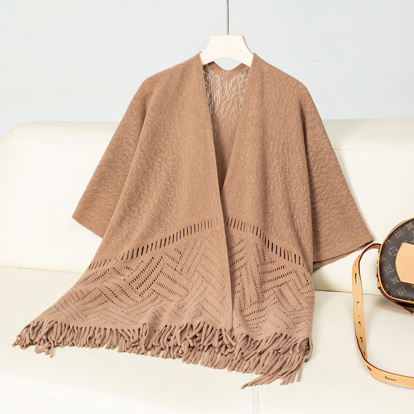 Women&#39;s autumn and winter casual loose sweater with tassel cape and shawl