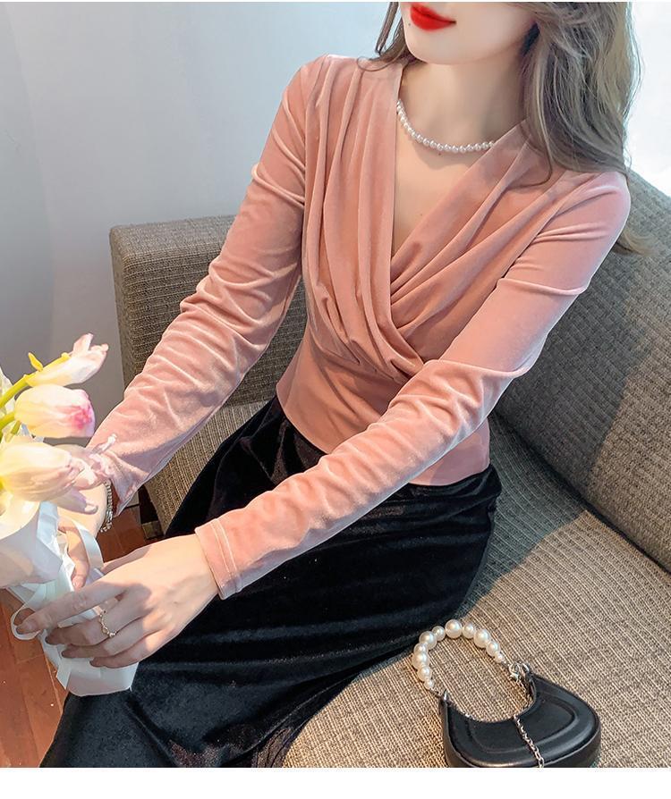 Flattering Slim-Fit V-Neck Cropped Puff Sleeve Top