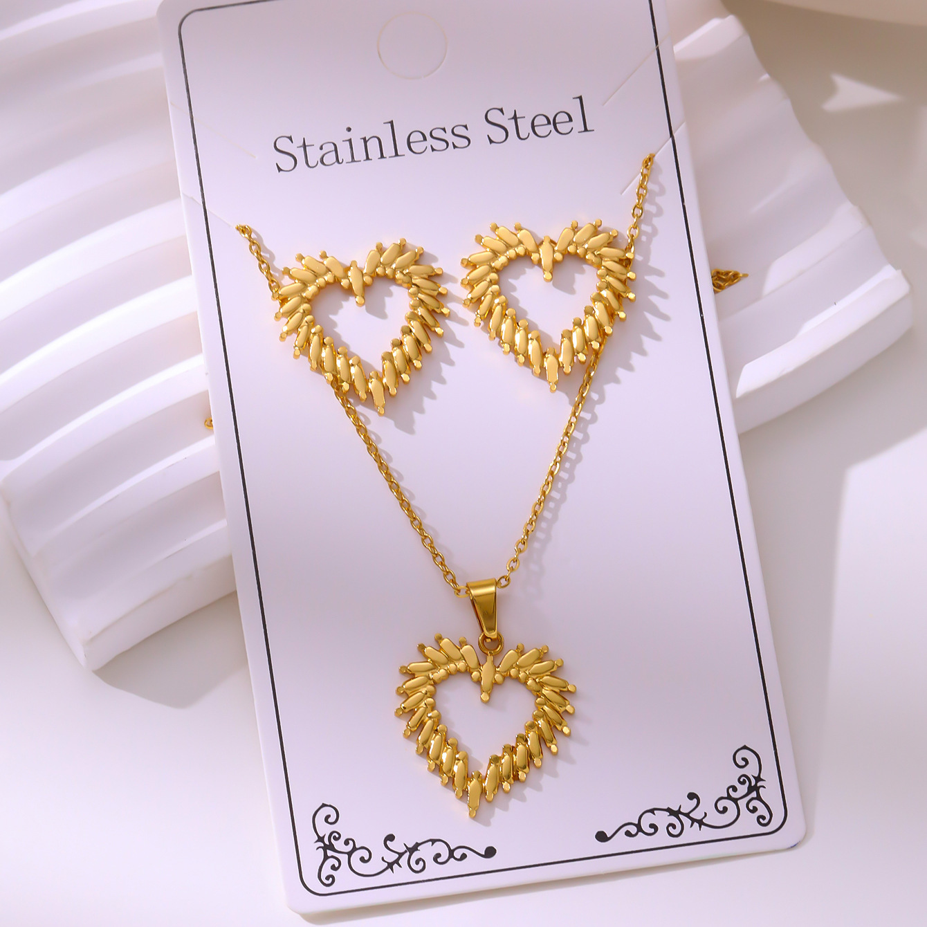 Oil-pressure Set Vintage Palace-style Stud Earrings And Necklace Non-fading Stainless Steel Gold-plated Jewelry