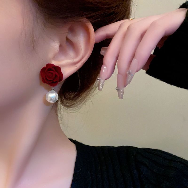 Vintage Velvet Dignified Flowers Pearl Niche 2023 Ear Studs